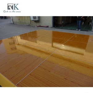 Plateforme de danse moderne en bois jaune veiné avec bords, pour la décoration d'événements - Product Image 4