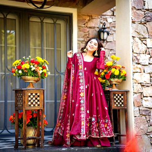 Robe Anarkali rouge florale tissée et brodée avec dupatta, ensemble traditionnel pour femme orné de sequins et de Zari, idéal pour mariage, fête ou Diwali - Product Image 1