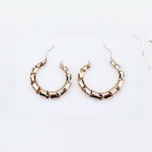 Boucles d'oreilles créoles géométriques plaquées or, bijoux d'oreille circulaires pour femmes, cadeau de fête ou de mariage - Product Image 3