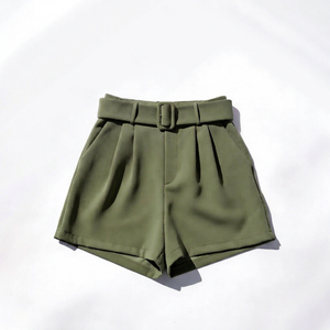 Shorts en crêpe vert olive taille haute avec ceinture, style minimaliste, pour femme, couleur unie, design plissé, coupe classique - Product Image 1