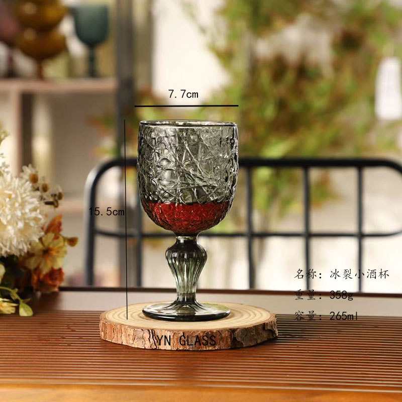 Copa de vino pequeña, color gris humo con efecto craquelado.