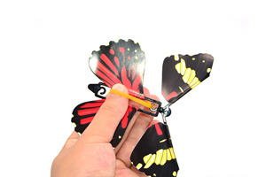 Schlussverkauf guter Preis kundenspezifische Explosion Überraschung Box Karte Einsatz Papier magisches Gummiband angetrieben Wind-Up-Feen-Flugfalter - Product Image 5