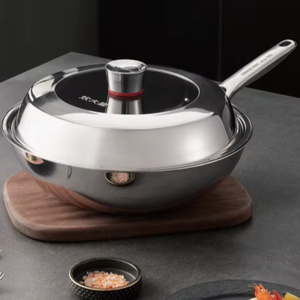 Cooker <span class=keywords><strong>King</strong></span> Titanium <span class=keywords><strong>Wok</strong></span> con tapa de vidrio y mango suave al tacto Capa de placa de titanio 403SS + Alu + Titanio - Product Image 1
