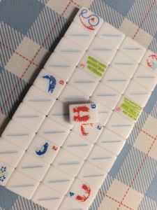 Tuiles de Mahjong en Acrylique Blanc Américain de Luxe, Ensemble de 160 Pièces, Couleur Personnalisée, Durables, Écologiques, pour 4 Joueurs, Pliables et Portables - Product Image 2
