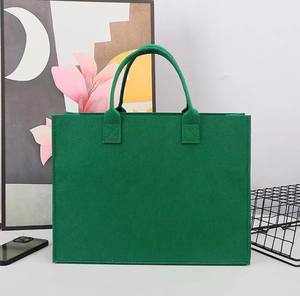 Bolso de Fieltro de Alta Calidad y Bolsa de Regalo, Bolso Tote de Gran Capacidad con Impresión de Logotipo Personalizado y Opciones de Color - Product Image 4