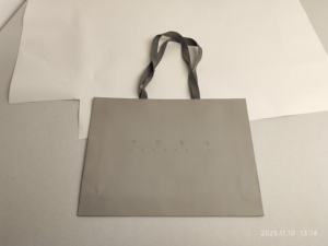 Wholesale <strong>Large</strong> Size Luxury Kraft <strong>Paper</strong> <strong>Bag</strong> Custom <strong>Logo</strong> <strong>Printed</strong> <strong>Paper</strong> for Clothing Packaging - Product Image 3