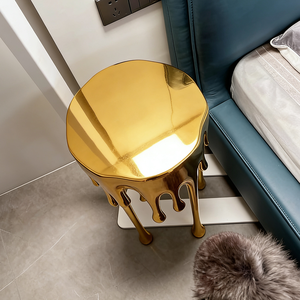 โต๊ะข้างเตียงทองเหลืองหลอมรูปทรงแปลกตา ฐานโลหะเรซิ่น ดีไซน์หรูหรา ตกแต่งห้องนั่งเล่น เฟอร์นิเจอร์เสริมสไตล์แกลเลอรี - Product Image 4