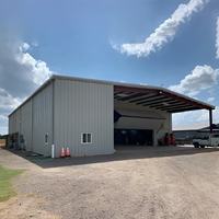 Atelier préfabriqué en structure métallique robuste et sur mesure avec pont roulant pour usine de fabrication