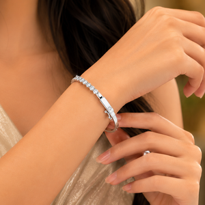 Bracelet en argent et diamants pour femme, orné de pierres rondes taille brillant et doté d'un fermoir sécurisé, bijou de poignet élégant - Product Image 1