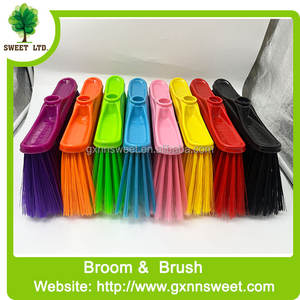 Brosse à balai en plastique à poils droits en fibres douces avec manche en métal pour jardin - Product Image 2