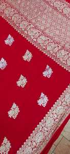 Sari Banarasi 100% Puro, Hecho a Mano, de Chifón Monga, con Intrincada Tejeduría Zari Buta, Lujosa Caída, Compre en Banaras - Product Image 3