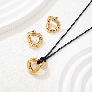 Joyería Italiana Elegante y Moderna de Acero Inoxidable al por Mayor, Accesorios Irregulares Chapados en Oro de 18K, Conjuntos de Cadenas de Cuero para Mujer - Product Image 2