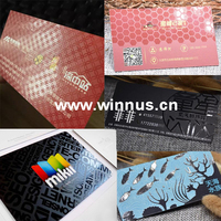 Carte de visite de luxe Winnus personnalisée en noir et blanc avec logo en relief 3D, impression en relief, papier enduit UV, carte de visite professionnelle UV