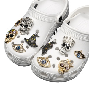 Accessoires de mode en gros : Breloques de chaussures en PVC doré et argenté, style œil de diable, perles de luxe, pour sabots, tendance, personnalisées, unisexe - Product Image 1