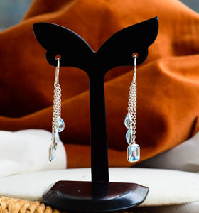 Pendientes colgantes Ocean Breeze Triple Drop con topacio azul y plata 925, estilo moderno, en venta. - Product Image 3