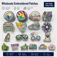 Prêts à expédier : Patchs d'été, Badges brodés ambiance plage, Appliques thermocollantes Cactus Onde Rétro pour chapeaux. Vente en gros, en stock.