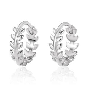 E4072 Orecchini a cerchio in oro bianco con motivo vegetale, stile classico, unisex - Product Image 4