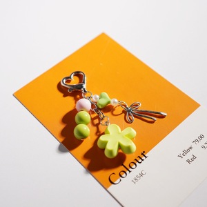 Porte-clés en résine avec fleurs et perles, fermoir mousqueton en forme de cœur, mini breloque nœud métallique, pendentif perle cœur couleur pastel - Product Image 5