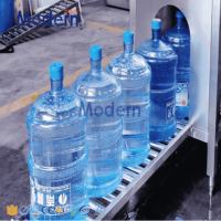 Ligne de rinçage, remplissage et bouchage automatique pour bidons d'eau en plastique de 5 gallons, avec pompe de précision 2 ml pour la production de boissons