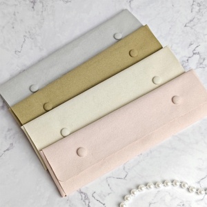 Plateau de rangement pour colliers en microfibre suédée 22*6.5cm avec logo personnalisé, pochette de présentation et sac d'emballage pour bijoux - Product Image 4
