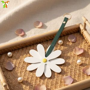 พวงกุญแจหนัง PU ลายดอกเดซี่ - ของขวัญส่งเสริมการขายแบบพกพาสำหรับงานแต่งงาน วันเกิด และอื่นๆ - Product Image 1