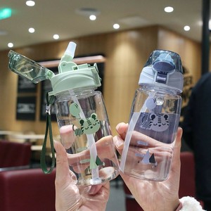 ขวดน้ำพลาสติกแบบพลิกเปิดพร้อมหลอดดูดลายการ์ตูน มีเชือกสำหรับเด็ก ป้องกันการรั่วซึม เหมาะสำหรับใช้ในโรงเรียน - Product Image 1