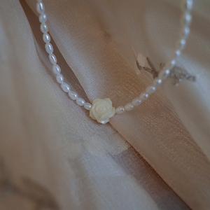 สร้อยคอโชคเกอร์ประดับดอกกุหลาบสีขาวและไข่มุกธรรมชาติ ดีไซน์เก๋ไก๋สำหรับผู้หญิง - Product Image 4