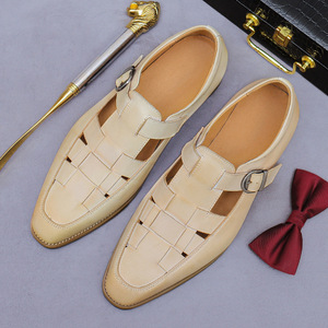 Sandalias vintage de verano para hombre, de cuero genuino con hebillas ajustables, diseño calado, aptas para ocasiones de negocios. - Product Image 1
