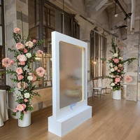 Cascade en verre miroir moderne avec lumière LED blanche chaude en vente directe d'usine pour décorations de mariage