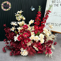 Décoration florale en rangée de roses bordeaux pour arche de mariage, centre de table, événements, allée et accessoires floraux au sol