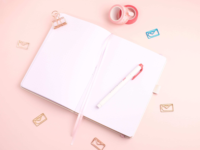 Carnet de notes en cuir gaufré or avec bande élastique rose pour journalisation, écriture créative et cadeau