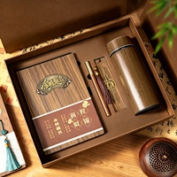 Ensemble cadeau d'affaires promotionnel personnalisé avec logo, comprenant un carnet en bois, un stylo, un marque-page et une tasse isotherme.