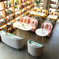Meubles de loisirs commerciaux sur mesure en bois : canapé, table et chaise pour librairie, café, salon de thé, espace lecture et desserts