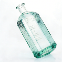 Bouteille de vin en verre vert transparent personnalisée, 700 ml 750 ml Bouteille en verre carrée avec logo en relief pour gin sec et vodka