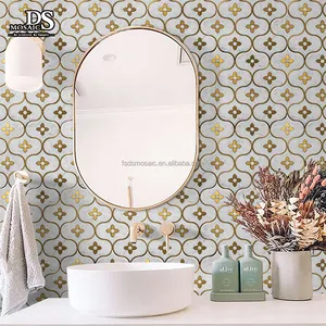 Triangolo di lusso per la cucina e il bagno Backsplash di cristallo bianco marmo lucido Waterjet mattonelle di mosaico in ottone