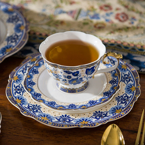 Juego de Té Floral Vintage de Lujo de 6 Piezas, Taza y Platillo de Porcelana China, Tetera de Porcelana Azul y Blanca para Fiestas de Té o Regalos - Product Image 4
