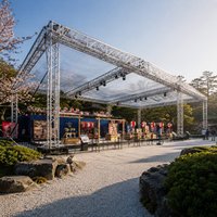 Système de scène modulaire en alliage d'aluminium portable avec système de fixation par tige pour événements extérieurs, capacité de charge de 1000 kg, conception modulaire, construction durable