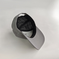 Casquette de baseball grise légère, respirante, anti-UV, à séchage rapide, avec logo brodé sur le thème de l'aventure et découpe laser.