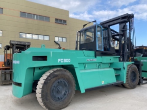 Chariot élévateur diesel Mitsubishi FD300 d'occasion, stable et performant, unité lourde de 30 tonnes pour grands projets portuaires et levage de charges lourdes - Product Image 3