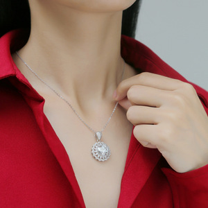 <span class=keywords><strong>Venta</strong></span> directa del fabricante, <span class=keywords><strong>precio</strong></span> al por mayor, collares con colgante de círculo de plata esterlina de moissanita chapada en <span class=keywords><strong>oro</strong></span> de 18 quilates de 1Ct - Product Image 4