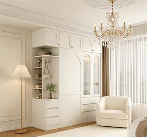 Armoire de chambre à coucher blanche élégante avec panneau cintré et porte en verre nervuré |   Placard sur mesure haut de gamme avec poignée dorée - Product Image 2