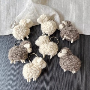 Porte-clés en feutre de laine fait main en forme de petit agneau, modèle JRA, pour couple, moderne et tridimensionnel - Product Image 4