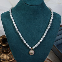 Nouveau Collier Pendentif Minimaliste de Niche en Perle d'Eau Douce Naturelle avec Micro-Incrustation de Pierre Précieuse Verte Motif Alien
