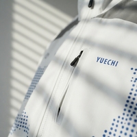 Chaqueta Deportiva Personalizada con Pedrería para Hombre, Cuello Alto, Cremallera Completa, Cortavientos, Logotipo Bordado YUECHI en la Espalda, Estilo Urbano, Talla Grande