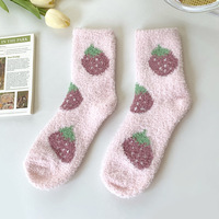 Groothandel op maat gemaakte fuzzy sokken met logo, dames, bloemen- en fruitmotief, koraal fleece, zacht, warme wintersokken, fabrieksprijs