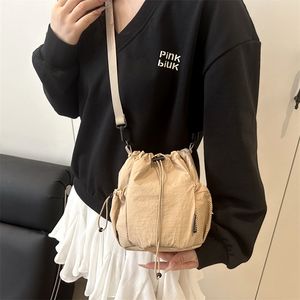 Nuevo Casual y Simple 2025 de moda de nailon estilo de viaje versión coreana bandolera cubo bolso de un solo hombro <span class=keywords><strong>para</strong></span> mujeres con sorteos - Product Image 2
