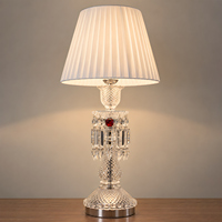 Lampe de table en cristal de luxe française, base en fer plaqué, abat-jour en tissu plissé, cristal rouge transparent pour chambre à coucher, salon, villa, hôtel