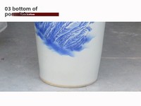 Vase en porcelaine bleu et blanc de style chinois Jingdezhen, grand modèle sur pied, 'Splendid Landscapes', pour salon, hôtel