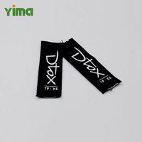 Étiquettes en coton recyclé écologiques personnalisées avec logo imprimé, pliées en bout, fabriquées par YIMA Label Factory pour vêtements