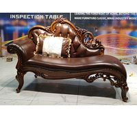 Ensemble de fauteuils de salon classiques vintage de luxe en cuir véritable avec boutons, style baroque français traditionnel capitonné pour appartement et villa